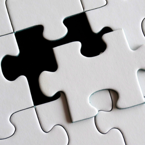 Puzzel met goud stukje
